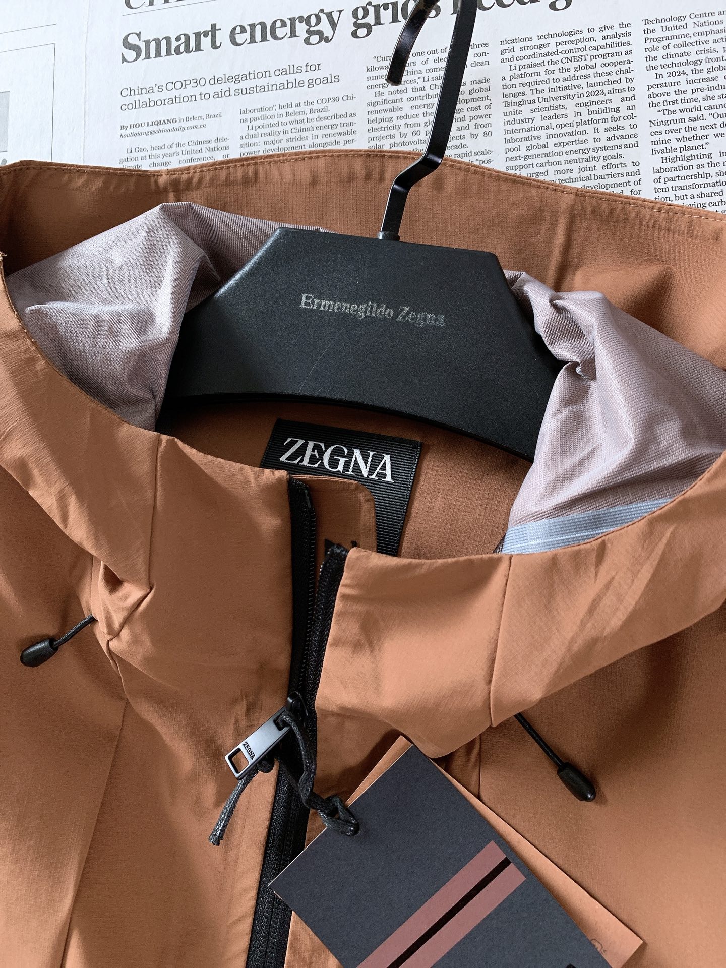 Ermenegildo Zegna 杰尼亚 2026FW早秋新品  休闲连帽冲锋衣🥼 选用高密功能性防风防水面料，自带挺