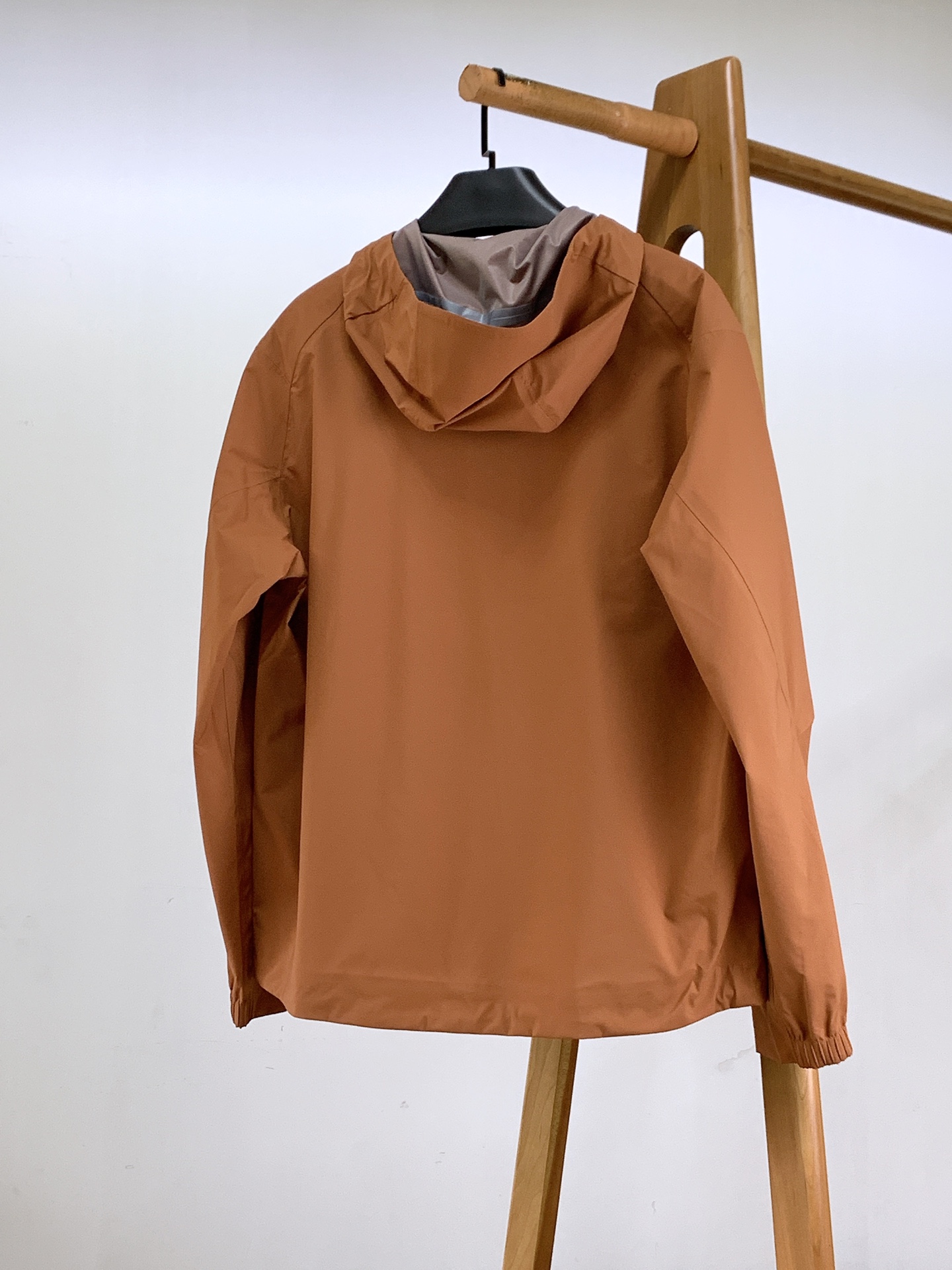 Ermenegildo Zegna 杰尼亚 2026FW早秋新品  休闲连帽冲锋衣🥼 选用高密功能性防风防水面料，自带挺