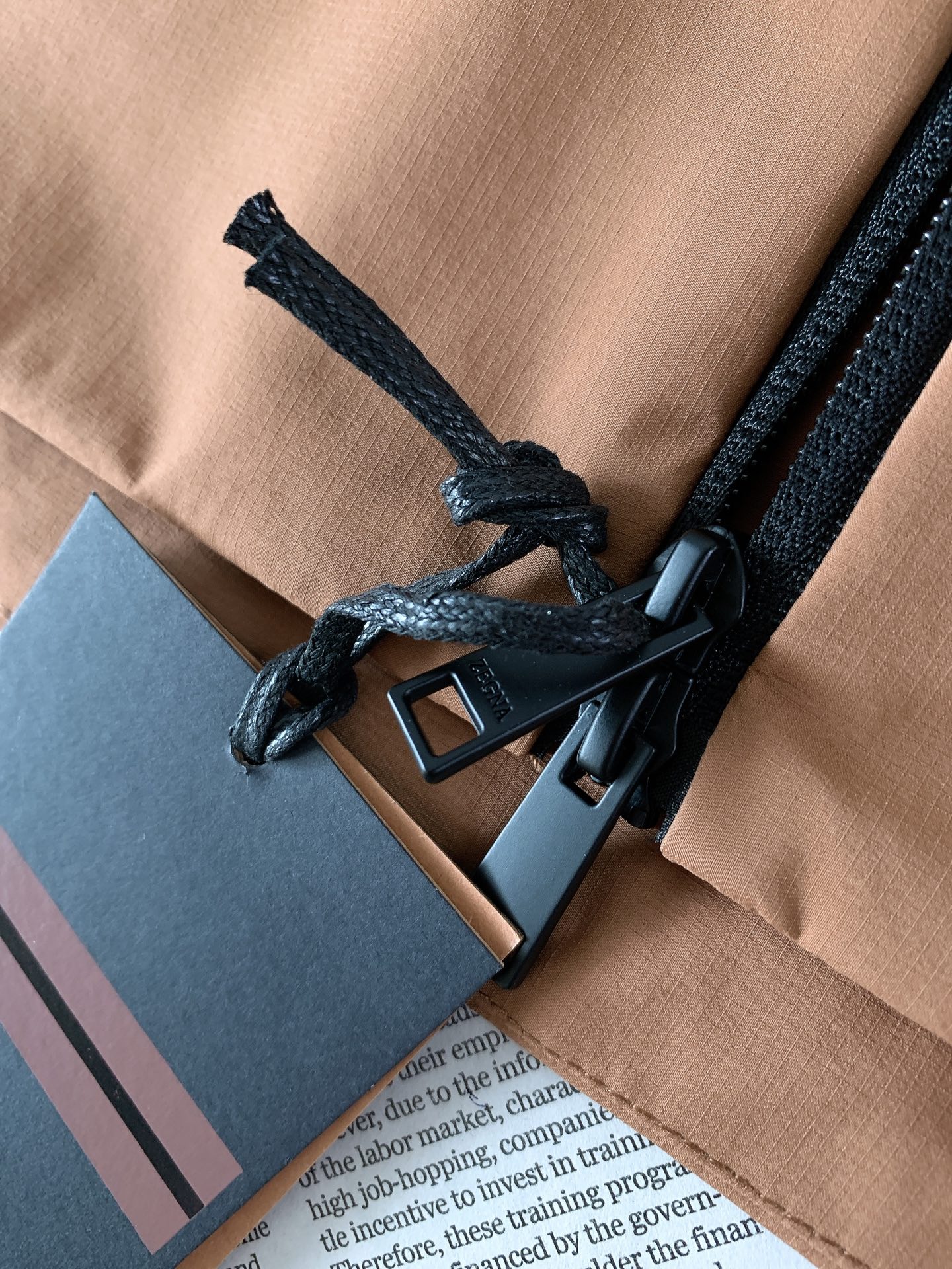 Ermenegildo Zegna 杰尼亚 2026FW早秋新品  休闲连帽冲锋衣🥼 选用高密功能性防风防水面料，自带挺