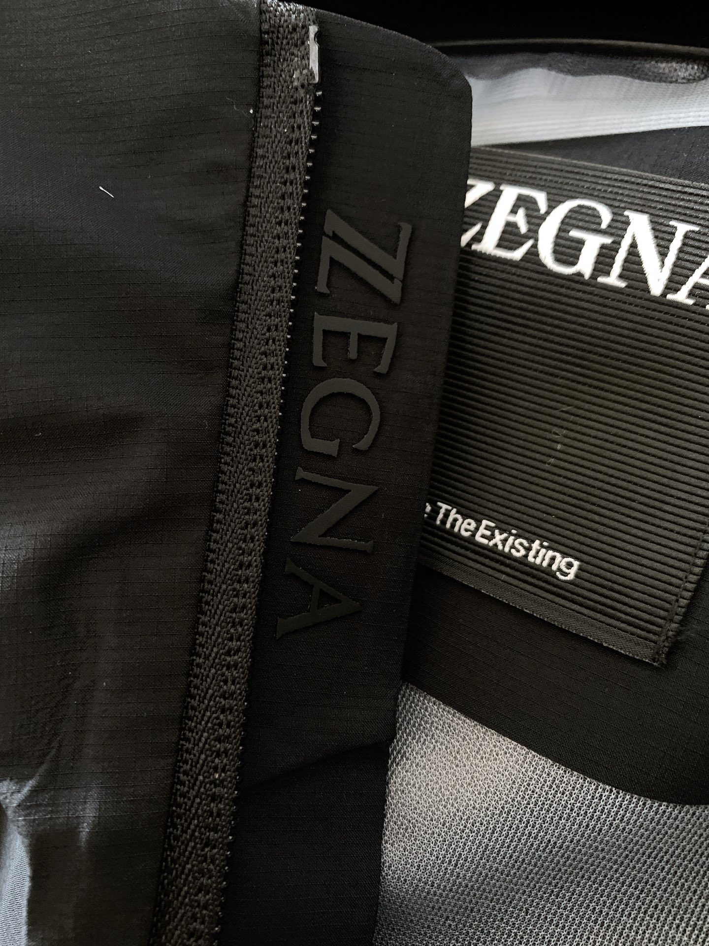 Ermenegildo Zegna 杰尼亚 2026FW早秋新品  休闲连帽冲锋衣🥼 选用高密功能性防风防水面料，自带挺