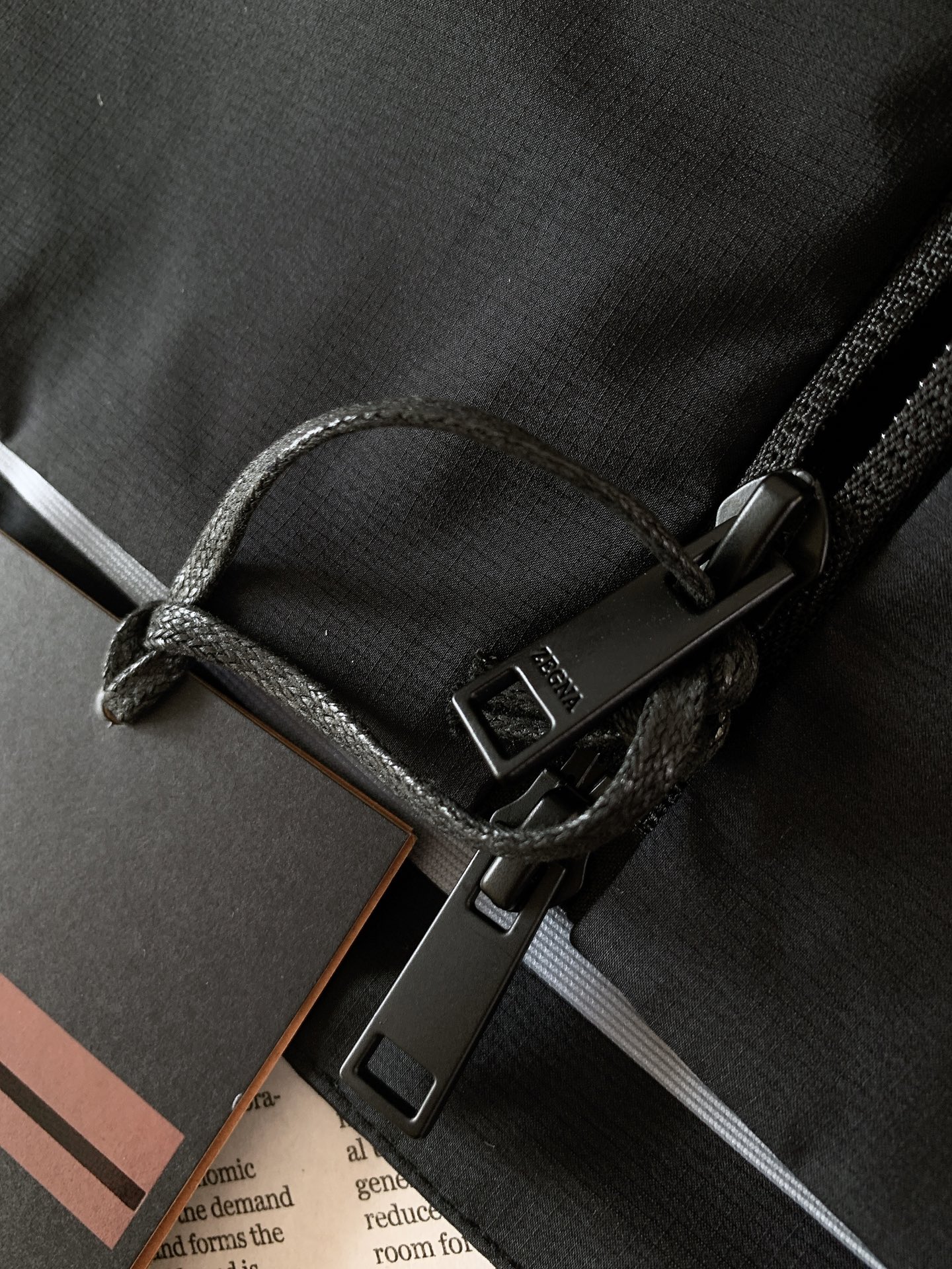 Ermenegildo Zegna 杰尼亚 2026FW早秋新品  休闲连帽冲锋衣🥼 选用高密功能性防风防水面料，自带挺