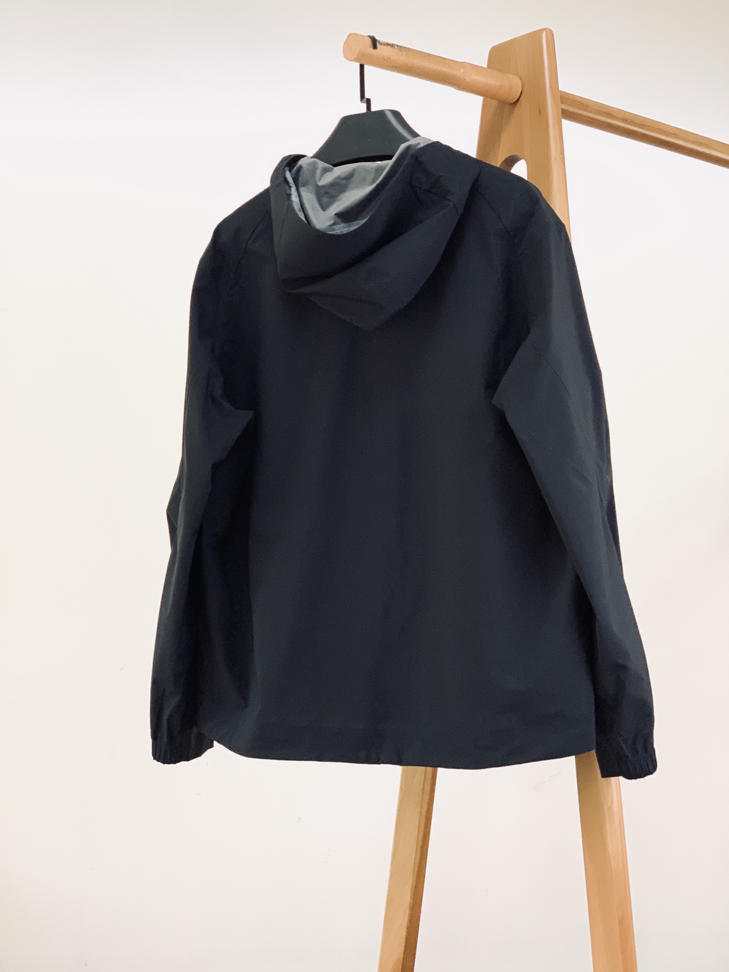 Ermenegildo Zegna 杰尼亚 2026FW早秋新品  休闲连帽冲锋衣🥼 选用高密功能性防风防水面料，自带挺