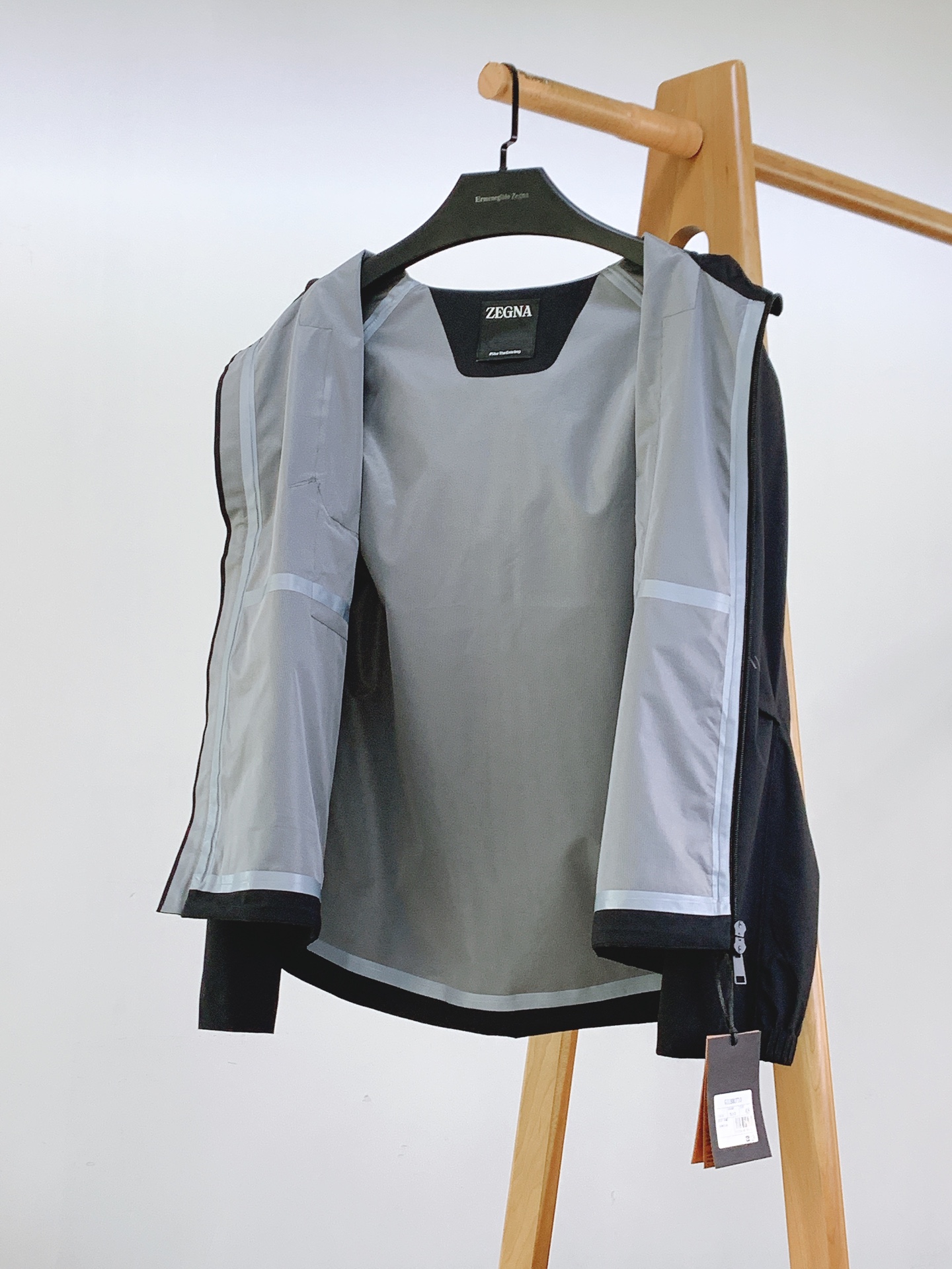 Ermenegildo Zegna 杰尼亚 2026FW早秋新品  休闲连帽冲锋衣🥼 选用高密功能性防风防水面料，自带挺