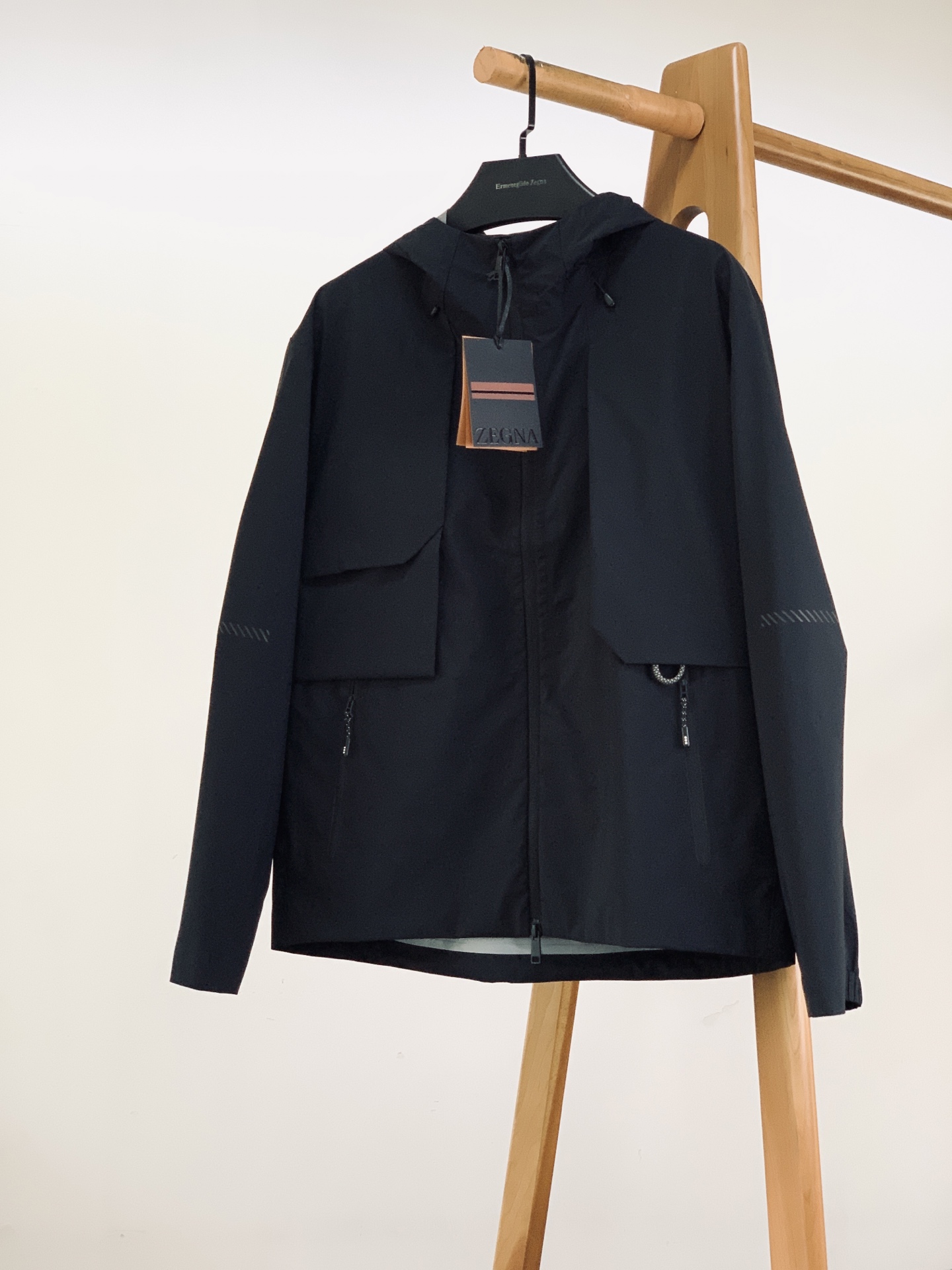 Ermenegildo Zegna 杰尼亚 2026FW早秋新品 休闲连帽冲锋衣🥼 选用高密功能性防风防水面料,自带挺 Ermenegildo Zegna 杰尼亚 2026FW早秋新品 休闲连帽冲锋衣🥼 选用高密功能性防风防水面料,自带挺
