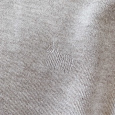 Hermès 爱马仕 2026FW早秋新品 休闲刺绣打底T恤👕属于男士闭眼入的高阶基础款。甄选高混纺针织料子,上手软糯 Hermès 爱马仕 2026FW早秋新品 休闲刺绣打底T恤👕属于男士闭眼入的高阶基础款。甄选高混纺针织料子,上手软糯