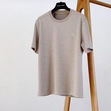 Hermès 爱马仕 2026FW早秋新品 休闲刺绣打底T恤👕属于男士闭眼入的高阶基础款。甄选高混纺针织料子,上手软糯 Hermès 爱马仕 2026FW早秋新品 休闲刺绣打底T恤👕属于男士闭眼入的高阶基础款。甄选高混纺针织料子,上手软糯