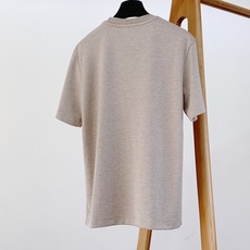 Hermès 爱马仕 2026FW早秋新品 休闲刺绣打底T恤👕属于男士闭眼入的高阶基础款。甄选高混纺针织料子,上手软糯 Hermès 爱马仕 2026FW早秋新品 休闲刺绣打底T恤👕属于男士闭眼入的高阶基础款。甄选高混纺针织料子,上手软糯