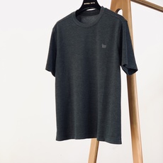 Hermès 爱马仕 2026FW早秋新品 休闲刺绣打底T恤👕属于男士闭眼入的高阶基础款。甄选高混纺针织料子,上手软糯 Hermès 爱马仕 2026FW早秋新品 休闲刺绣打底T恤👕属于男士闭眼入的高阶基础款。甄选高混纺针织料子,上手软糯