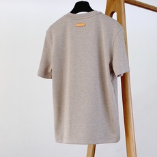 LouisVuitton 路易威登 2026FW早秋新品 低调款休闲打底短袖👕甄选混纺针织面料,上手软糯细腻,麻灰调高级 LouisVuitton 路易威登 2026FW早秋新品 低调款休闲打底短袖👕甄选混纺针织面料,上手软糯细腻,麻灰调高级