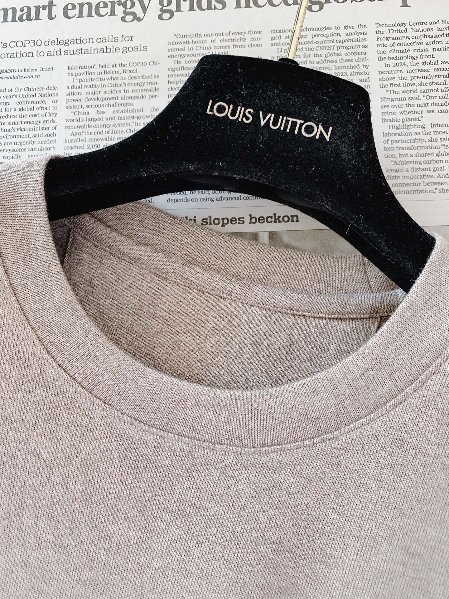 LouisVuitton 路易威登 2026FW早秋新品 低调款休闲打底短袖👕甄选混纺针织面料,上手软糯细腻,麻灰调高级 LouisVuitton 路易威登 2026FW早秋新品 低调款休闲打底短袖👕甄选混纺针织面料,上手软糯细腻,麻灰调高级