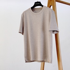 LouisVuitton 路易威登 2026FW早秋新品 低调款休闲打底短袖👕甄选混纺针织面料,上手软糯细腻,麻灰调高级 LouisVuitton 路易威登 2026FW早秋新品 低调款休闲打底短袖👕甄选混纺针织面料,上手软糯细腻,麻灰调高级