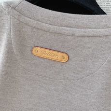 LouisVuitton 路易威登 2026FW早秋新品 低调款休闲打底短袖👕甄选混纺针织面料,上手软糯细腻,麻灰调高级 LouisVuitton 路易威登 2026FW早秋新品 低调款休闲打底短袖👕甄选混纺针织面料,上手软糯细腻,麻灰调高级