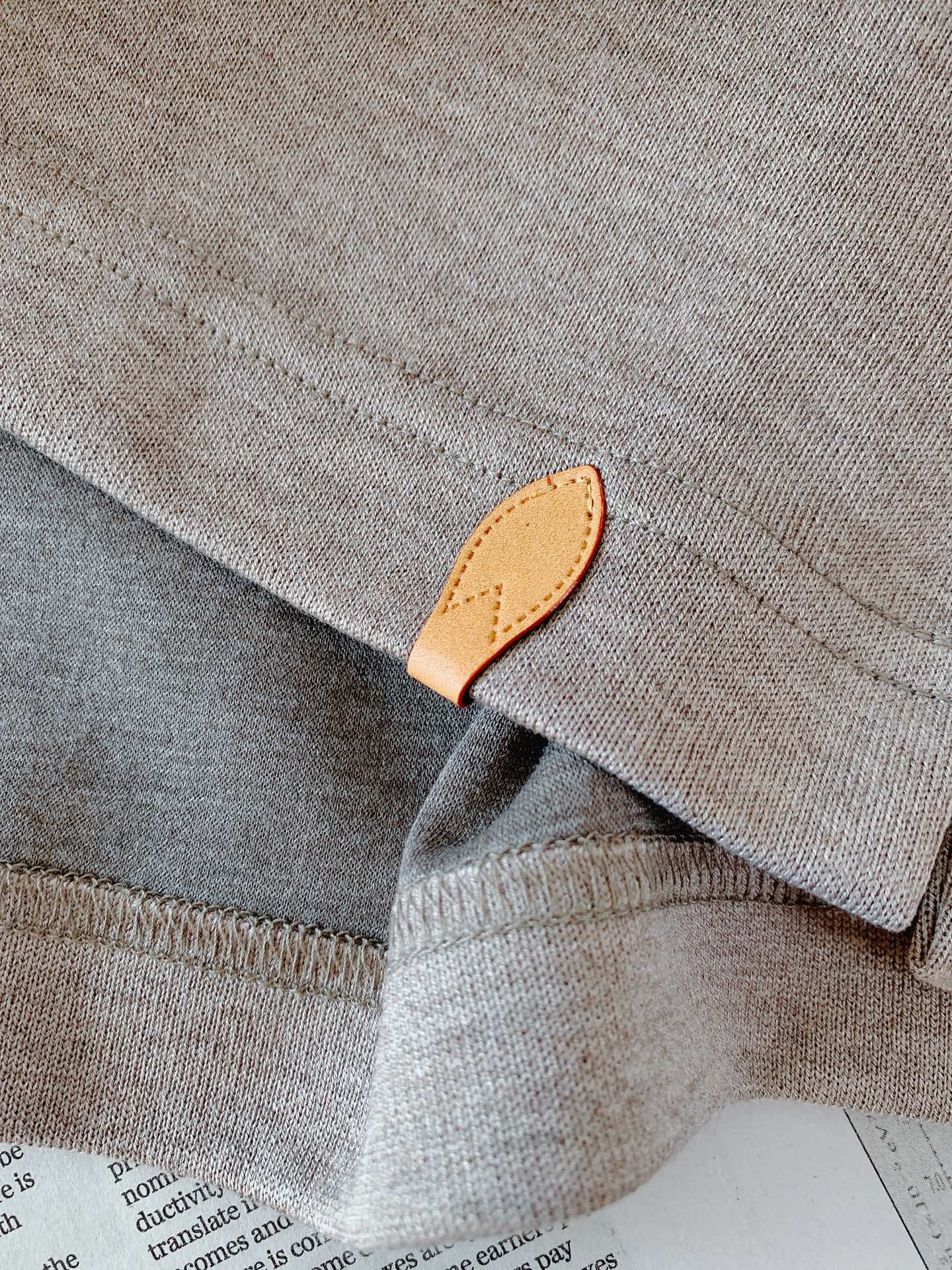 LouisVuitton 路易威登 2026FW早秋新品 低调款休闲打底短袖👕甄选混纺针织面料,上手软糯细腻,麻灰调高级 LouisVuitton 路易威登 2026FW早秋新品 低调款休闲打底短袖👕甄选混纺针织面料,上手软糯细腻,麻灰调高级