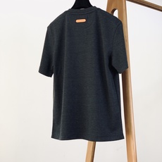 LouisVuitton 路易威登 2026FW早秋新品 低调款休闲打底短袖👕甄选混纺针织面料,上手软糯细腻,麻灰调高级 LouisVuitton 路易威登 2026FW早秋新品 低调款休闲打底短袖👕甄选混纺针织面料,上手软糯细腻,麻灰调高级