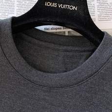LouisVuitton 路易威登 2026FW早秋新品 低调款休闲打底短袖👕甄选混纺针织面料,上手软糯细腻,麻灰调高级 LouisVuitton 路易威登 2026FW早秋新品 低调款休闲打底短袖👕甄选混纺针织面料,上手软糯细腻,麻灰调高级