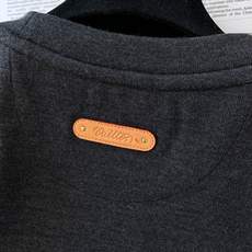 LouisVuitton 路易威登 2026FW早秋新品 低调款休闲打底短袖👕甄选混纺针织面料,上手软糯细腻,麻灰调高级 LouisVuitton 路易威登 2026FW早秋新品 低调款休闲打底短袖👕甄选混纺针织面料,上手软糯细腻,麻灰调高级