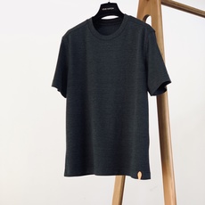 LouisVuitton 路易威登 2026FW早秋新品 低调款休闲打底短袖👕甄选混纺针织面料,上手软糯细腻,麻灰调高级 LouisVuitton 路易威登 2026FW早秋新品 低调款休闲打底短袖👕甄选混纺针织面料,上手软糯细腻,麻灰调高级
