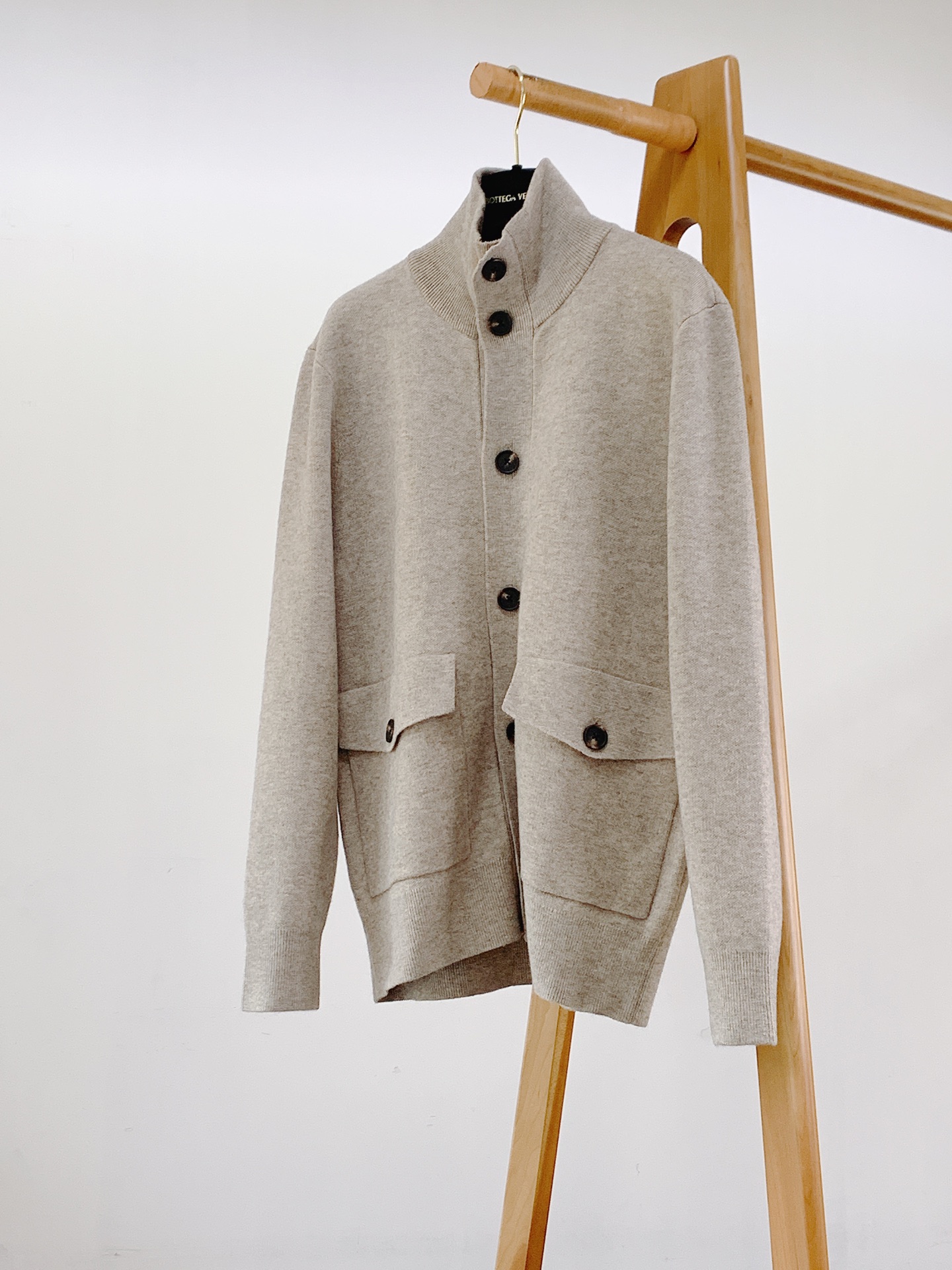 LoroPiana L.P FW早秋新品 休闲针织外套🧥甄选细腻羊毛针织面料，纱线紧密扎实，触感软糯顺滑，自带温润哑光质