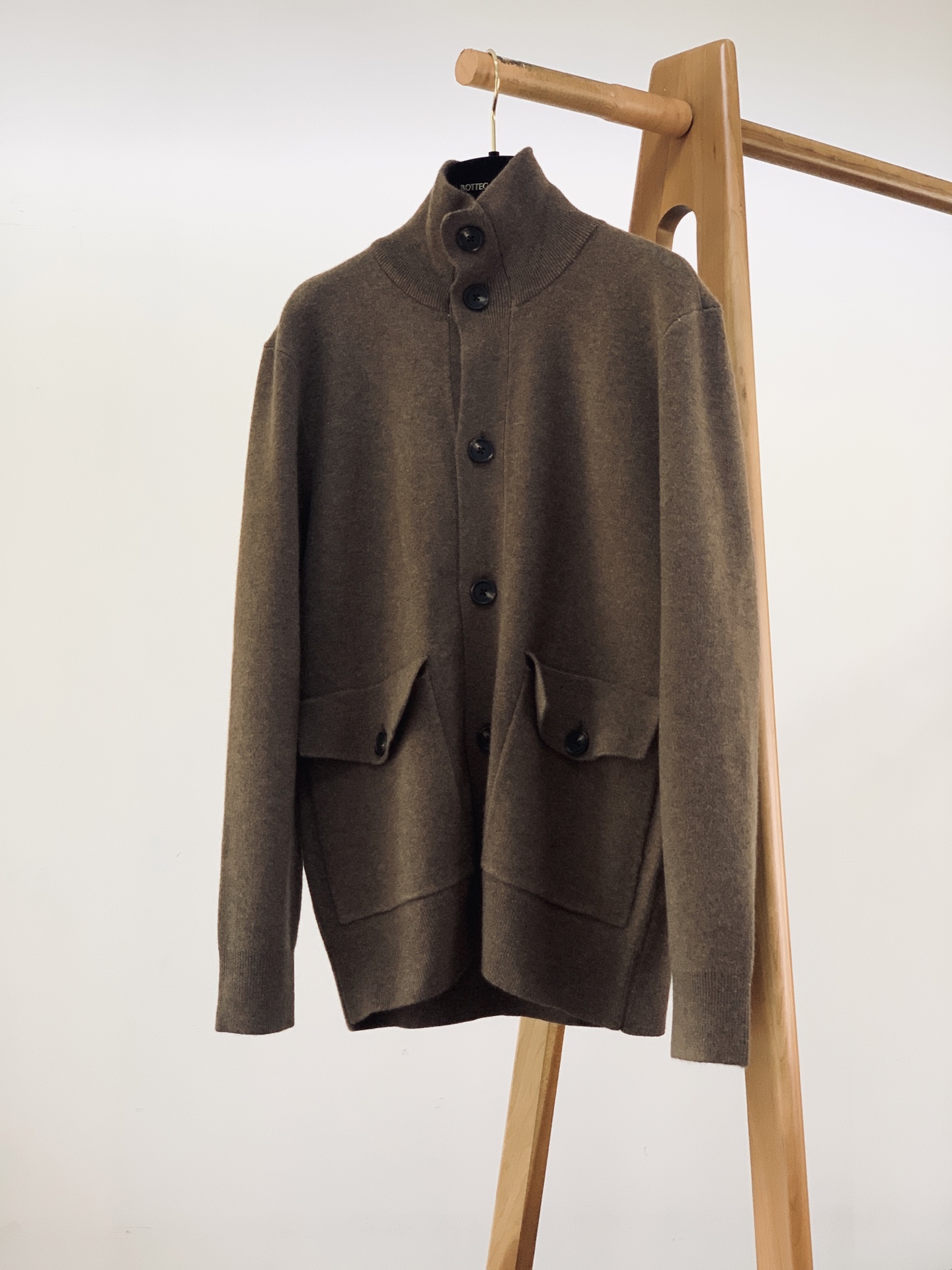 LoroPiana L.P FW早秋新品 休闲针织外套🧥甄选细腻羊毛针织面料，纱线紧密扎实，触感软糯顺滑，自带温润哑光质