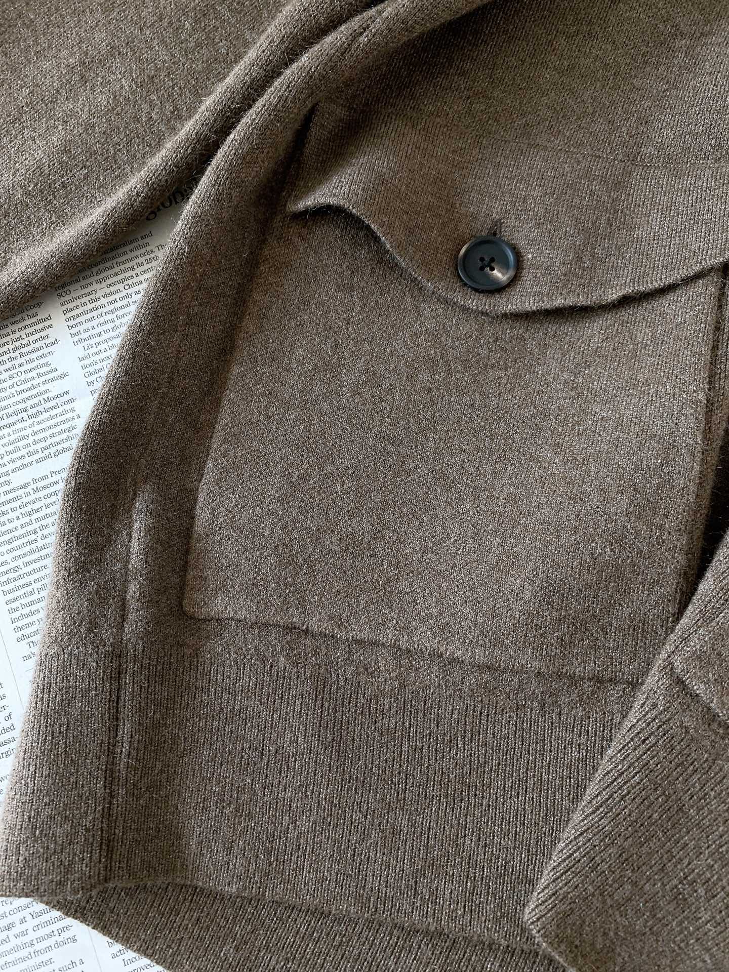 LoroPiana L.P FW早秋新品 休闲针织外套🧥甄选细腻羊毛针织面料,纱线紧密扎实,触感软糯顺滑,自带温润哑光质 LoroPiana L.P FW早秋新品 休闲针织外套🧥甄选细腻羊毛针织面料,纱线紧密扎实,触感软糯顺滑,自带温润哑光质