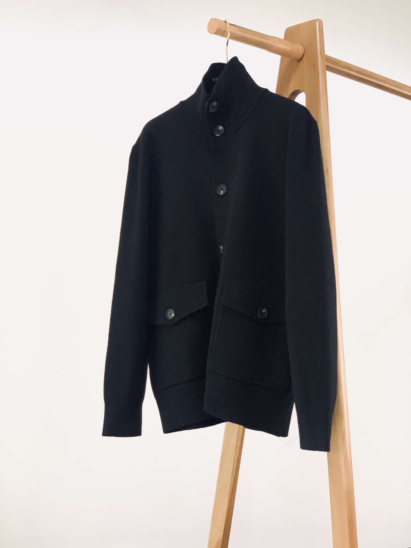 LoroPiana L.P FW早秋新品 休闲针织外套🧥甄选细腻羊毛针织面料，纱线紧密扎实，触感软糯顺滑，自带温润哑光质