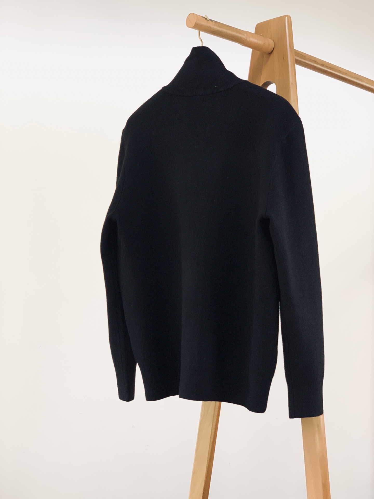 LoroPiana L.P FW早秋新品 休闲针织外套🧥甄选细腻羊毛针织面料，纱线紧密扎实，触感软糯顺滑，自带温润哑光质