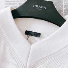 Prada 普拉达 2026FW早秋新品 V领坑条针织衫🥼甄选高支羊毛混纺纱线,立体竖坑条织法,肌理饱满清晰,触感软糯细 Prada 普拉达 2026FW早秋新品 V领坑条针织衫🥼甄选高支羊毛混纺纱线,立体竖坑条织法,肌理饱满清晰,触感软糯细