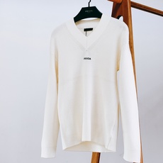 Prada 普拉达 2026FW早秋新品 V领坑条针织衫🥼甄选高支羊毛混纺纱线,立体竖坑条织法,肌理饱满清晰,触感软糯细 Prada 普拉达 2026FW早秋新品 V领坑条针织衫🥼甄选高支羊毛混纺纱线,立体竖坑条织法,肌理饱满清晰,触感软糯细