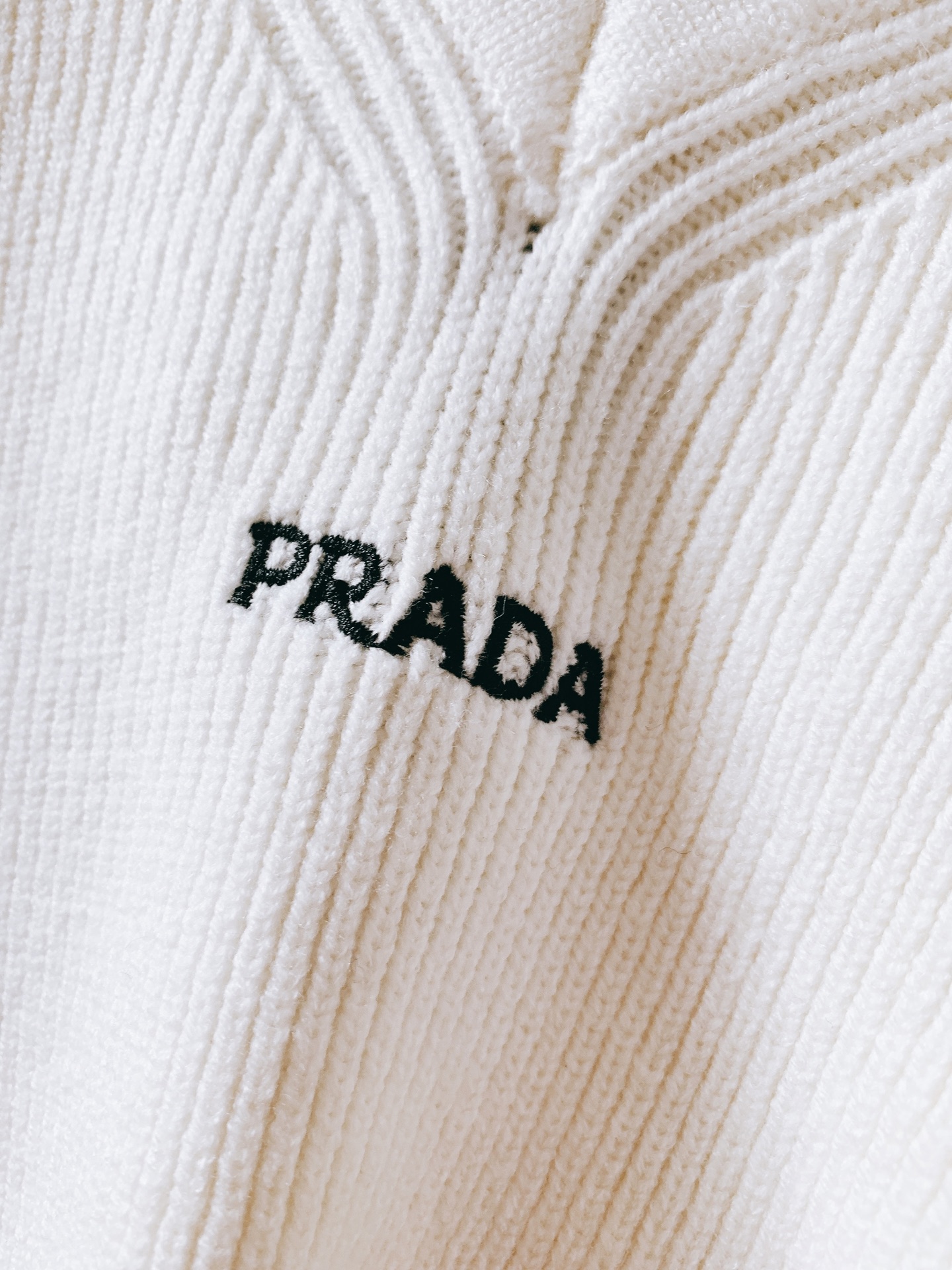 Prada 普拉达 2026FW早秋新品 V领坑条针织衫🥼甄选高支羊毛混纺纱线,立体竖坑条织法,肌理饱满清晰,触感软糯细 Prada 普拉达 2026FW早秋新品 V领坑条针织衫🥼甄选高支羊毛混纺纱线,立体竖坑条织法,肌理饱满清晰,触感软糯细