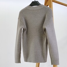 Prada 普拉达 2026FW早秋新品 V领坑条针织衫🥼甄选高支羊毛混纺纱线,立体竖坑条织法,肌理饱满清晰,触感软糯细 Prada 普拉达 2026FW早秋新品 V领坑条针织衫🥼甄选高支羊毛混纺纱线,立体竖坑条织法,肌理饱满清晰,触感软糯细