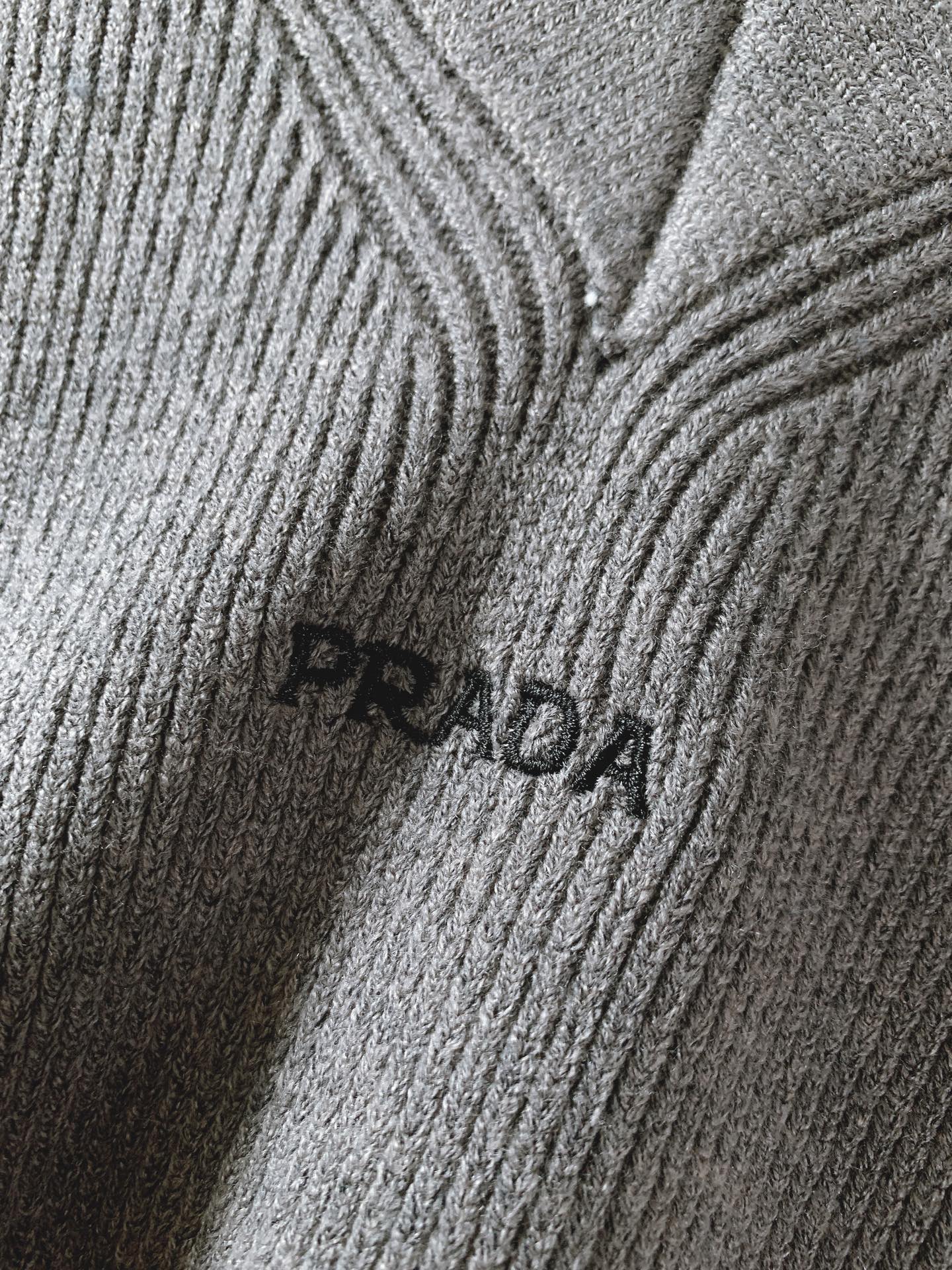 Prada 普拉达 2026FW早秋新品 V领坑条针织衫🥼甄选高支羊毛混纺纱线,立体竖坑条织法,肌理饱满清晰,触感软糯细 Prada 普拉达 2026FW早秋新品 V领坑条针织衫🥼甄选高支羊毛混纺纱线,立体竖坑条织法,肌理饱满清晰,触感软糯细