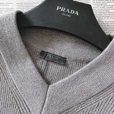 Prada 普拉达 2026FW早秋新品 V领坑条针织衫🥼甄选高支羊毛混纺纱线,立体竖坑条织法,肌理饱满清晰,触感软糯细 Prada 普拉达 2026FW早秋新品 V领坑条针织衫🥼甄选高支羊毛混纺纱线,立体竖坑条织法,肌理饱满清晰,触感软糯细