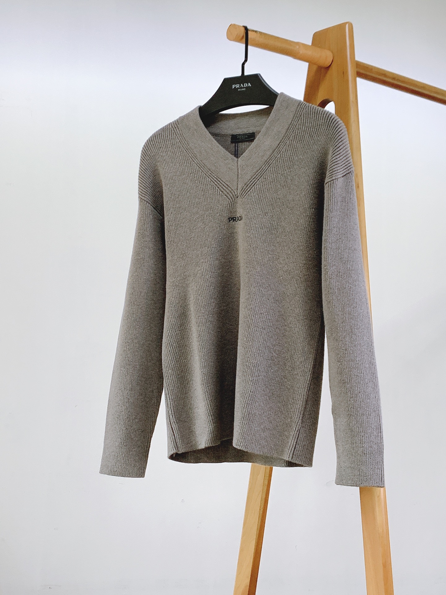 Prada 普拉达 2026FW早秋新品 V领坑条针织衫🥼甄选高支羊毛混纺纱线,立体竖坑条织法,肌理饱满清晰,触感软糯细 Prada 普拉达 2026FW早秋新品 V领坑条针织衫🥼甄选高支羊毛混纺纱线,立体竖坑条织法,肌理饱满清晰,触感软糯细