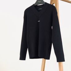 Prada 普拉达 2026FW早秋新品 V领坑条针织衫🥼甄选高支羊毛混纺纱线,立体竖坑条织法,肌理饱满清晰,触感软糯细 Prada 普拉达 2026FW早秋新品 V领坑条针织衫🥼甄选高支羊毛混纺纱线,立体竖坑条织法,肌理饱满清晰,触感软糯细