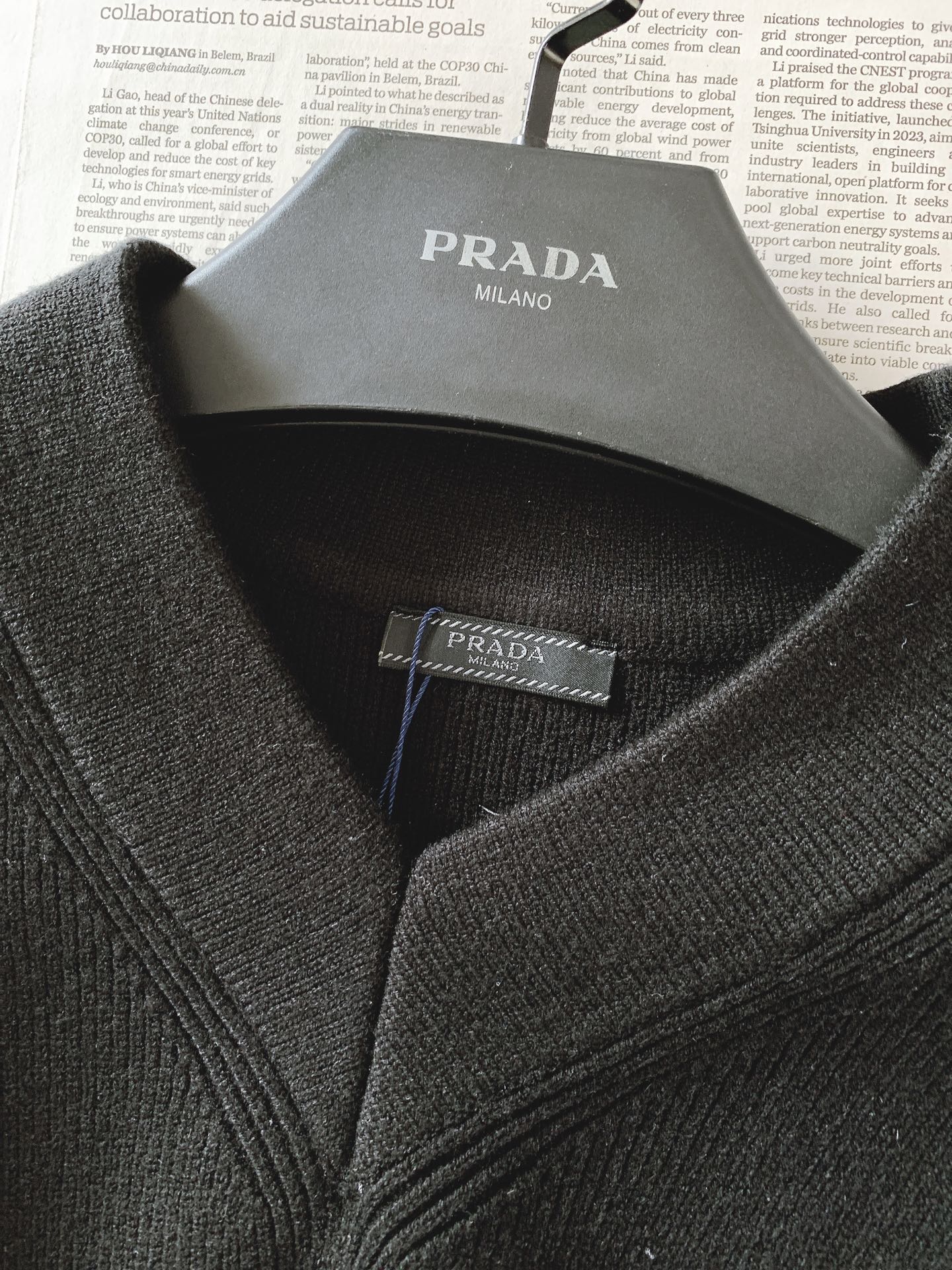 Prada 普拉达 2026FW早秋新品 V领坑条针织衫🥼甄选高支羊毛混纺纱线,立体竖坑条织法,肌理饱满清晰,触感软糯细 Prada 普拉达 2026FW早秋新品 V领坑条针织衫🥼甄选高支羊毛混纺纱线,立体竖坑条织法,肌理饱满清晰,触感软糯细
