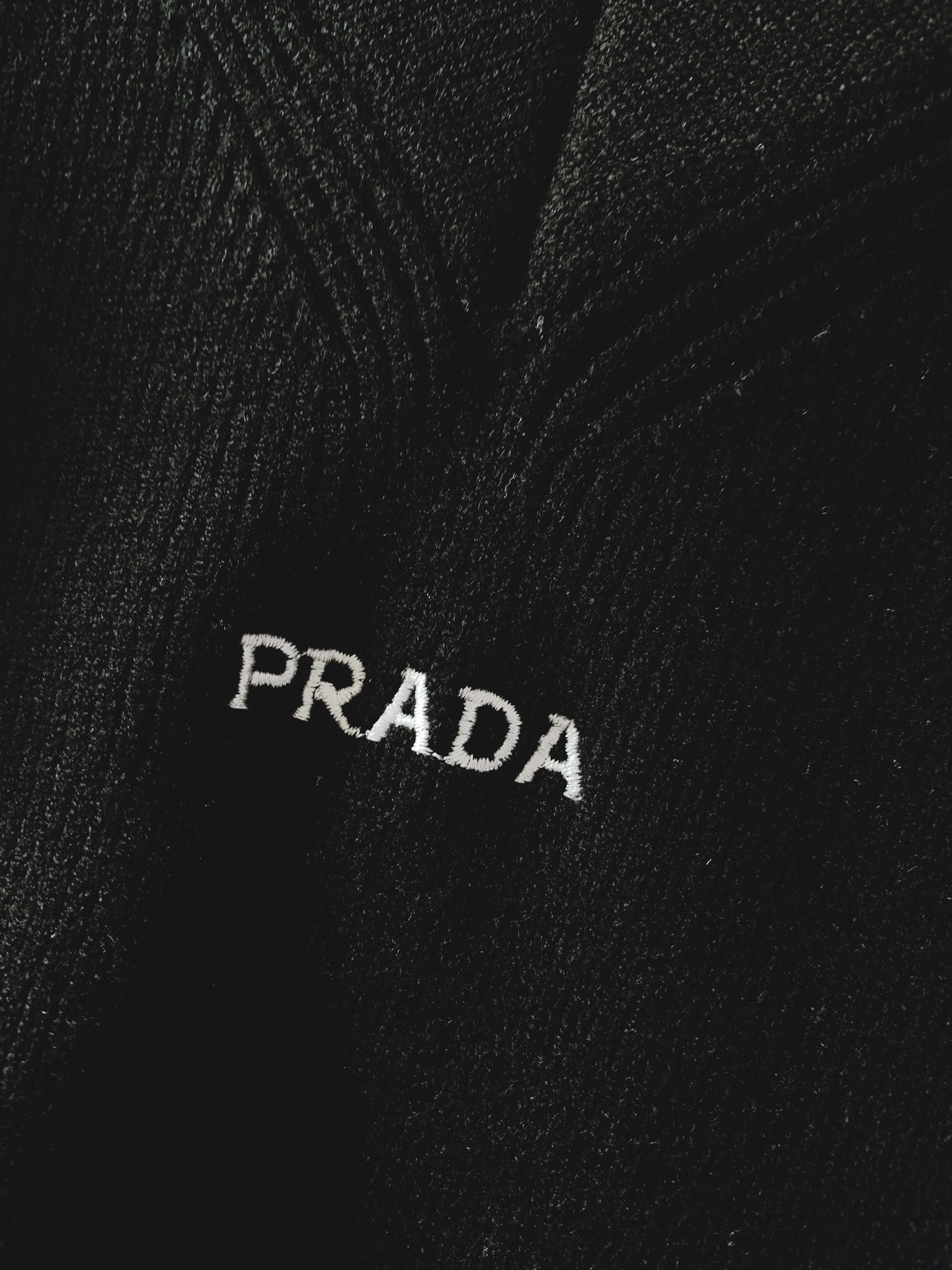Prada 普拉达 2026FW早秋新品 V领坑条针织衫🥼甄选高支羊毛混纺纱线,立体竖坑条织法,肌理饱满清晰,触感软糯细 Prada 普拉达 2026FW早秋新品 V领坑条针织衫🥼甄选高支羊毛混纺纱线,立体竖坑条织法,肌理饱满清晰,触感软糯细