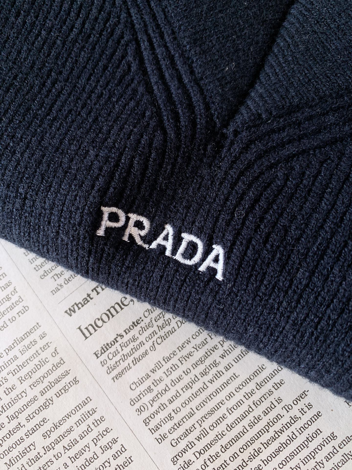 Prada 普拉达 2026FW早秋新品 V领坑条针织衫🥼甄选高支羊毛混纺纱线,立体竖坑条织法,肌理饱满清晰,触感软糯细 Prada 普拉达 2026FW早秋新品 V领坑条针织衫🥼甄选高支羊毛混纺纱线,立体竖坑条织法,肌理饱满清晰,触感软糯细