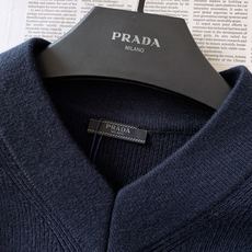 Prada 普拉达 2026FW早秋新品 V领坑条针织衫🥼甄选高支羊毛混纺纱线,立体竖坑条织法,肌理饱满清晰,触感软糯细 Prada 普拉达 2026FW早秋新品 V领坑条针织衫🥼甄选高支羊毛混纺纱线,立体竖坑条织法,肌理饱满清晰,触感软糯细
