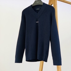 Prada 普拉达 2026FW早秋新品 V领坑条针织衫🥼甄选高支羊毛混纺纱线,立体竖坑条织法,肌理饱满清晰,触感软糯细 Prada 普拉达 2026FW早秋新品 V领坑条针织衫🥼甄选高支羊毛混纺纱线,立体竖坑条织法,肌理饱满清晰,触感软糯细