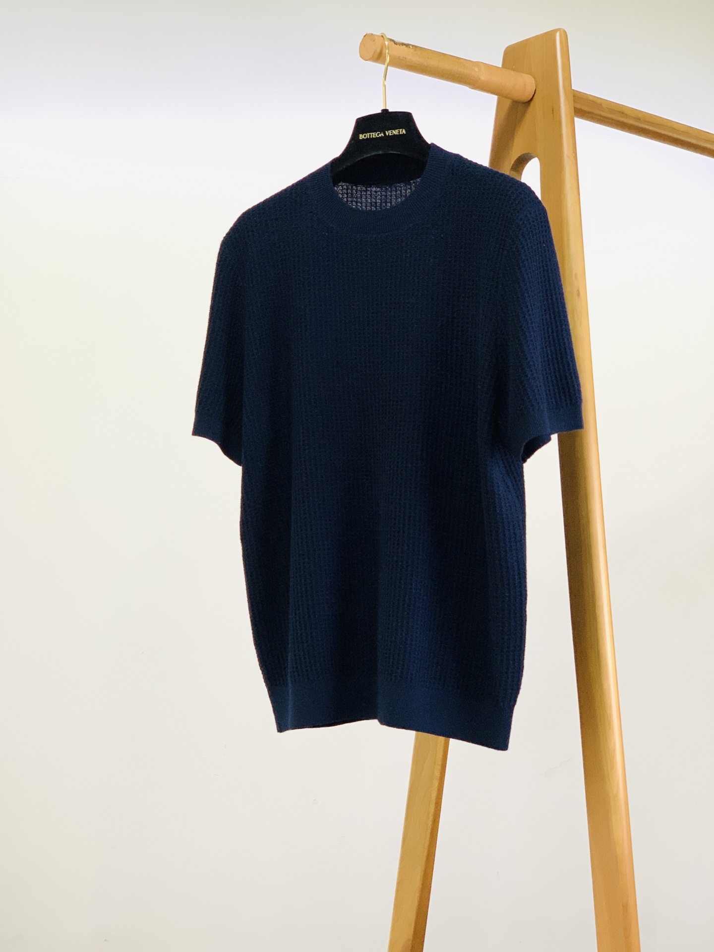 LoroPiana L.P FW早秋新品 华夫格针织短袖,妥妥的低调实力派单品!标志性蜂窝华夫格镂空面料,肌理感直接拉满 LoroPiana L.P FW早秋新品 华夫格针织短袖,妥妥的低调实力派单品!标志性蜂窝华夫格镂空面料,肌理感直接拉满