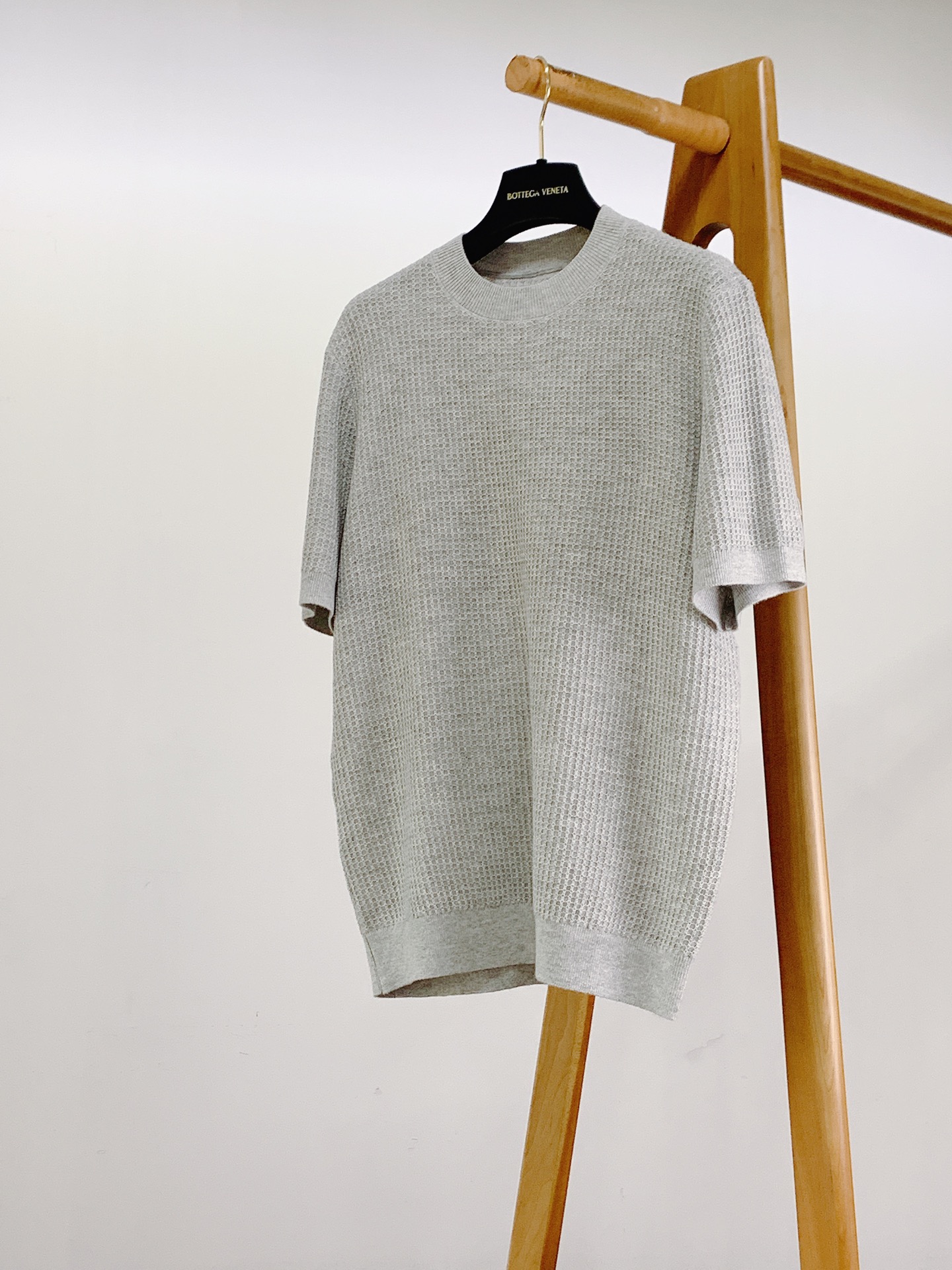 LoroPiana L.P FW早秋新品 华夫格针织短袖,妥妥的低调实力派单品!标志性蜂窝华夫格镂空面料,肌理感直接拉满 LoroPiana L.P FW早秋新品 华夫格针织短袖,妥妥的低调实力派单品!标志性蜂窝华夫格镂空面料,肌理感直接拉满