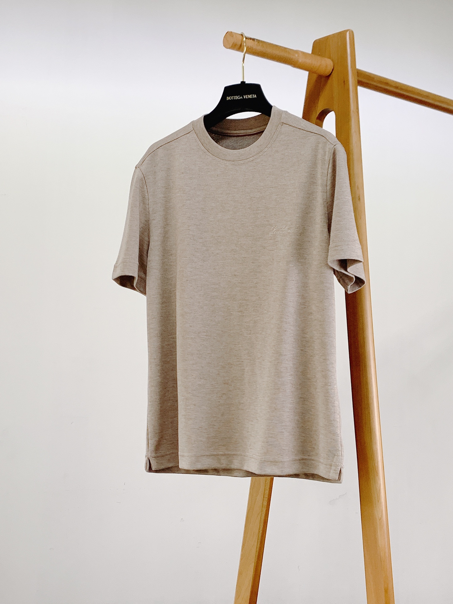 LoroPiana L.P FW早秋新品 高端打底短袖T恤👕采用品牌专属细腻混纺针织面料，上手软糯顺滑，细腻肌理自带柔光