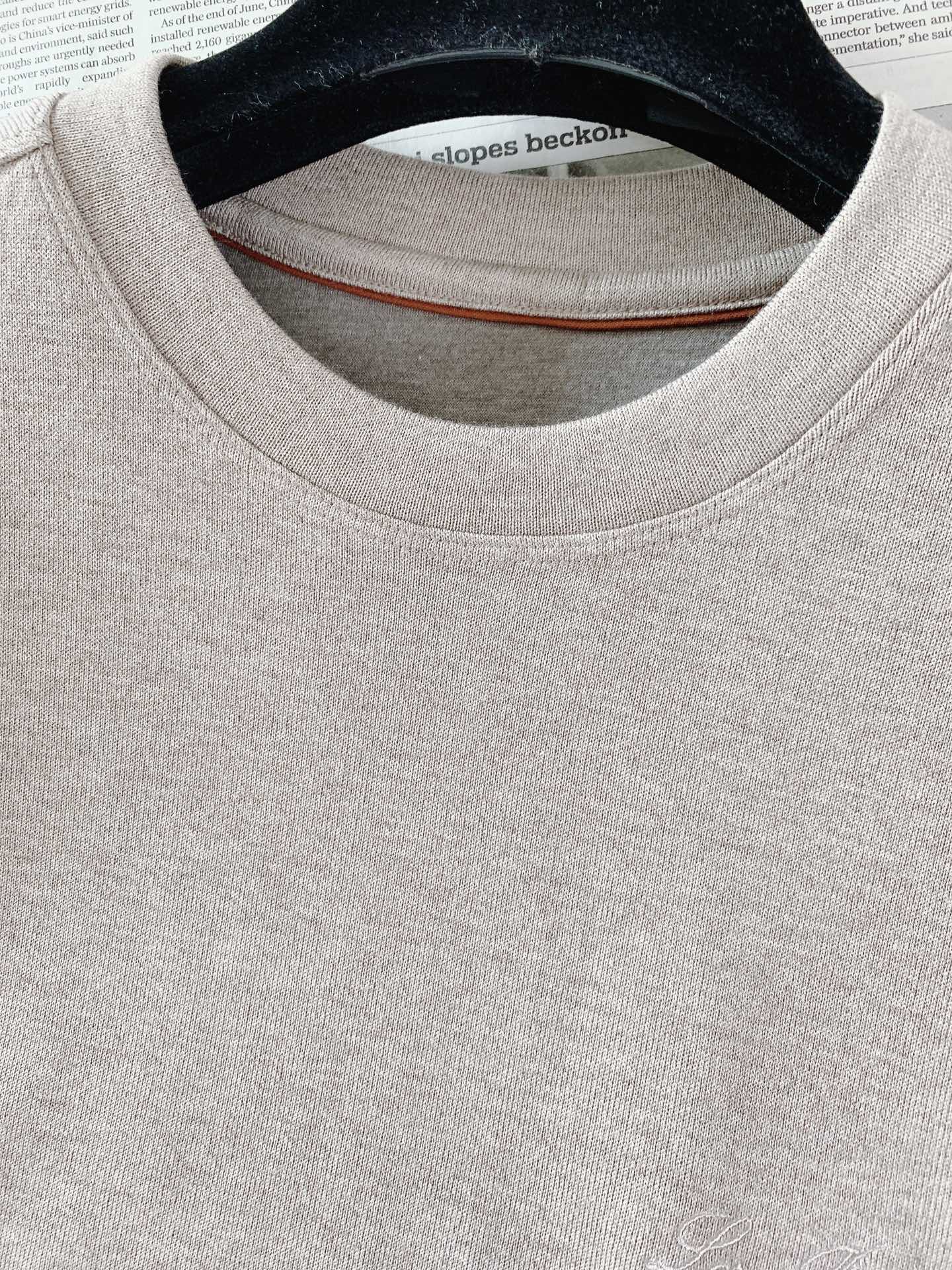LoroPiana L.P FW早秋新品 高端打底短袖T恤👕采用品牌专属细腻混纺针织面料,上手软糯顺滑,细腻肌理自带柔光 LoroPiana L.P FW早秋新品 高端打底短袖T恤👕采用品牌专属细腻混纺针织面料,上手软糯顺滑,细腻肌理自带柔光