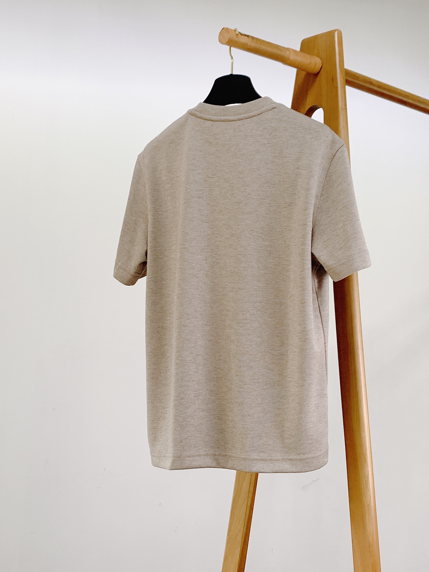 LoroPiana L.P FW早秋新品 高端打底短袖T恤👕采用品牌专属细腻混纺针织面料,上手软糯顺滑,细腻肌理自带柔光 LoroPiana L.P FW早秋新品 高端打底短袖T恤👕采用品牌专属细腻混纺针织面料,上手软糯顺滑,细腻肌理自带柔光