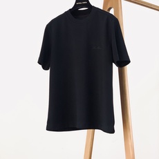 LoroPiana L.P FW早秋新品 高端打底短袖T恤👕采用品牌专属细腻混纺针织面料,上手软糯顺滑,细腻肌理自带柔光 LoroPiana L.P FW早秋新品 高端打底短袖T恤👕采用品牌专属细腻混纺针织面料,上手软糯顺滑,细腻肌理自带柔光