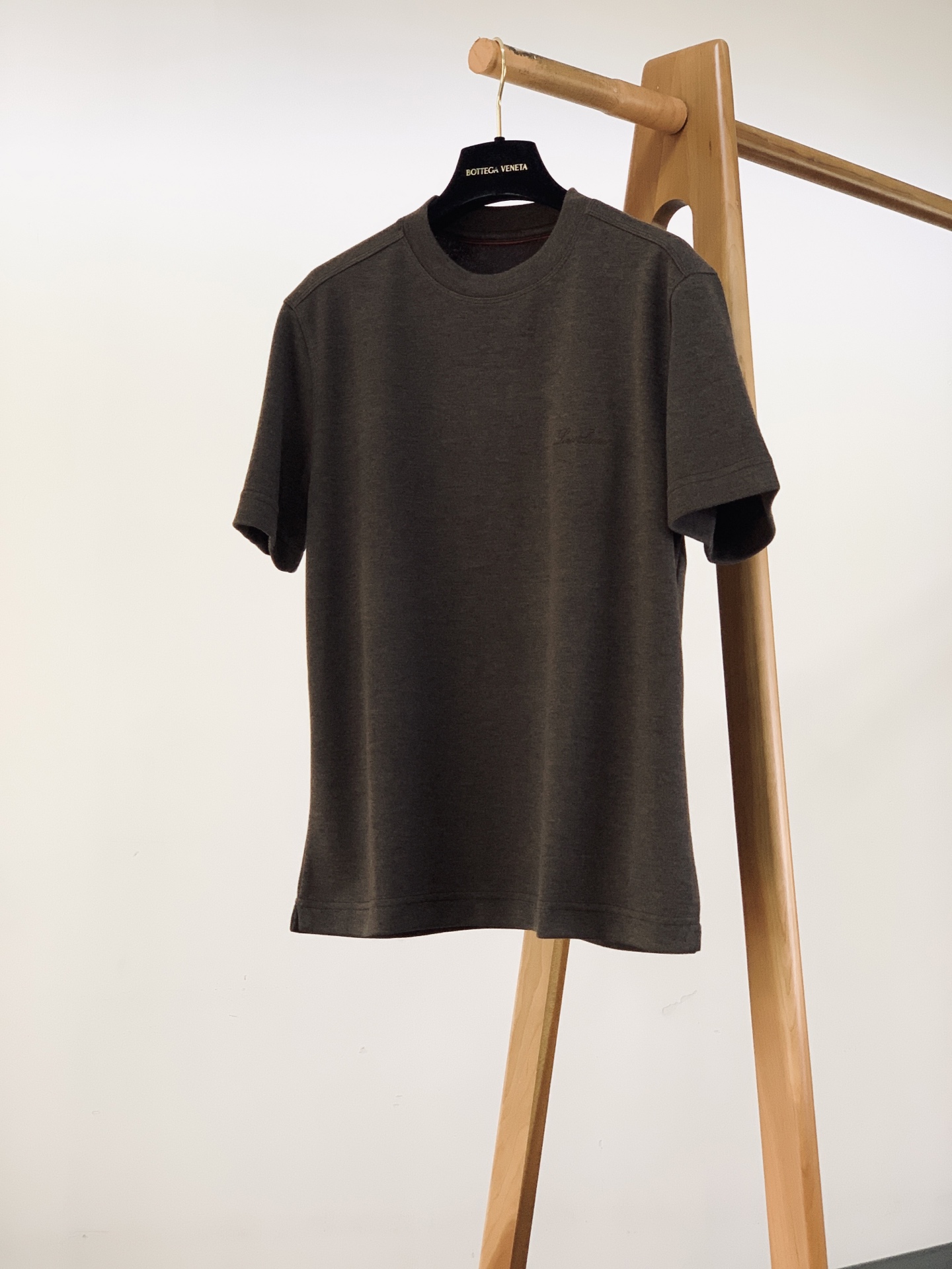 LoroPiana L.P FW早秋新品 高端打底短袖T恤👕采用品牌专属细腻混纺针织面料,上手软糯顺滑,细腻肌理自带柔光 LoroPiana L.P FW早秋新品 高端打底短袖T恤👕采用品牌专属细腻混纺针织面料,上手软糯顺滑,细腻肌理自带柔光