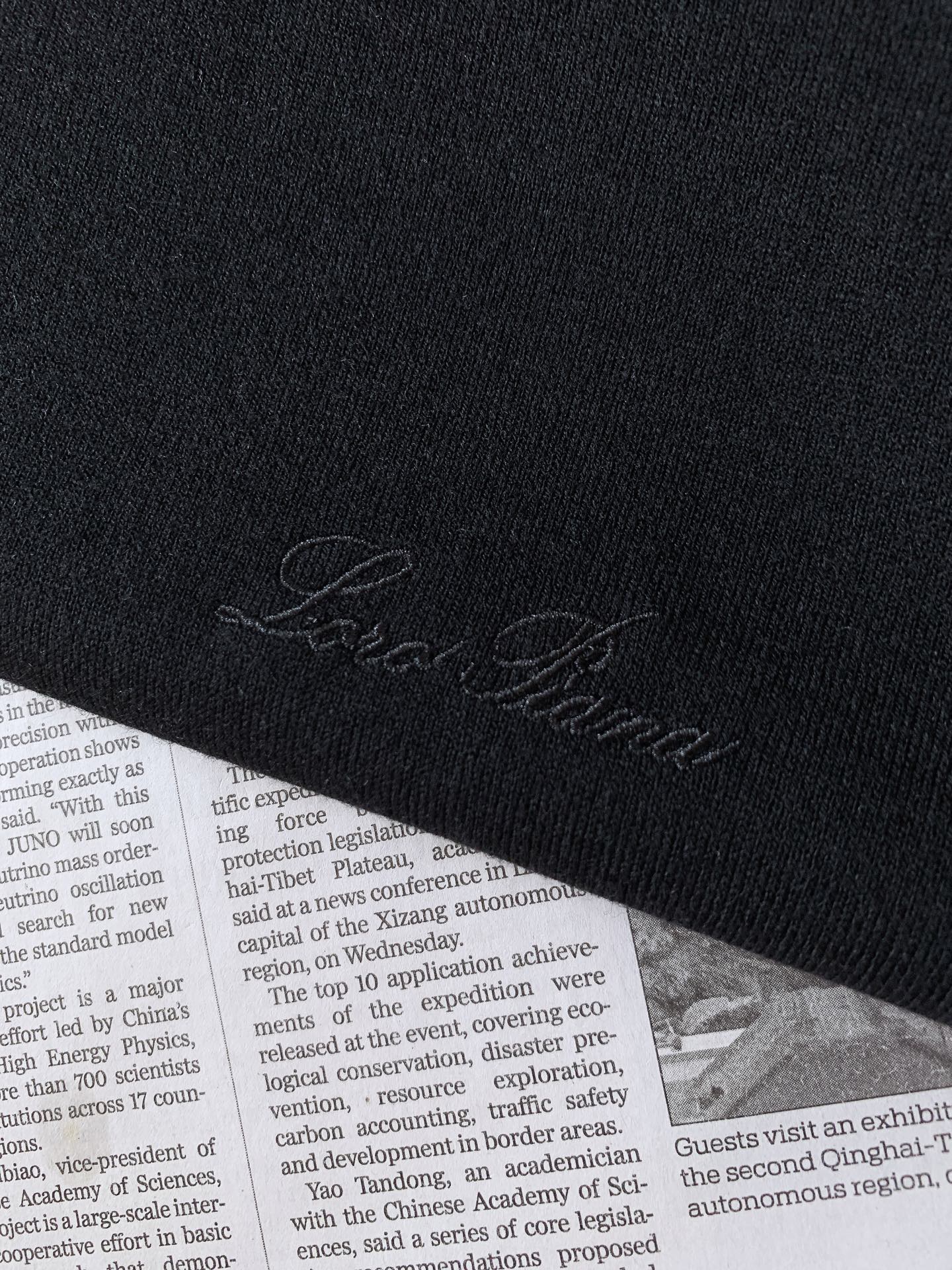 LoroPiana L.P FW早秋新品 高端打底短袖T恤👕采用品牌专属细腻混纺针织面料,上手软糯顺滑,细腻肌理自带柔光 LoroPiana L.P FW早秋新品 高端打底短袖T恤👕采用品牌专属细腻混纺针织面料,上手软糯顺滑,细腻肌理自带柔光