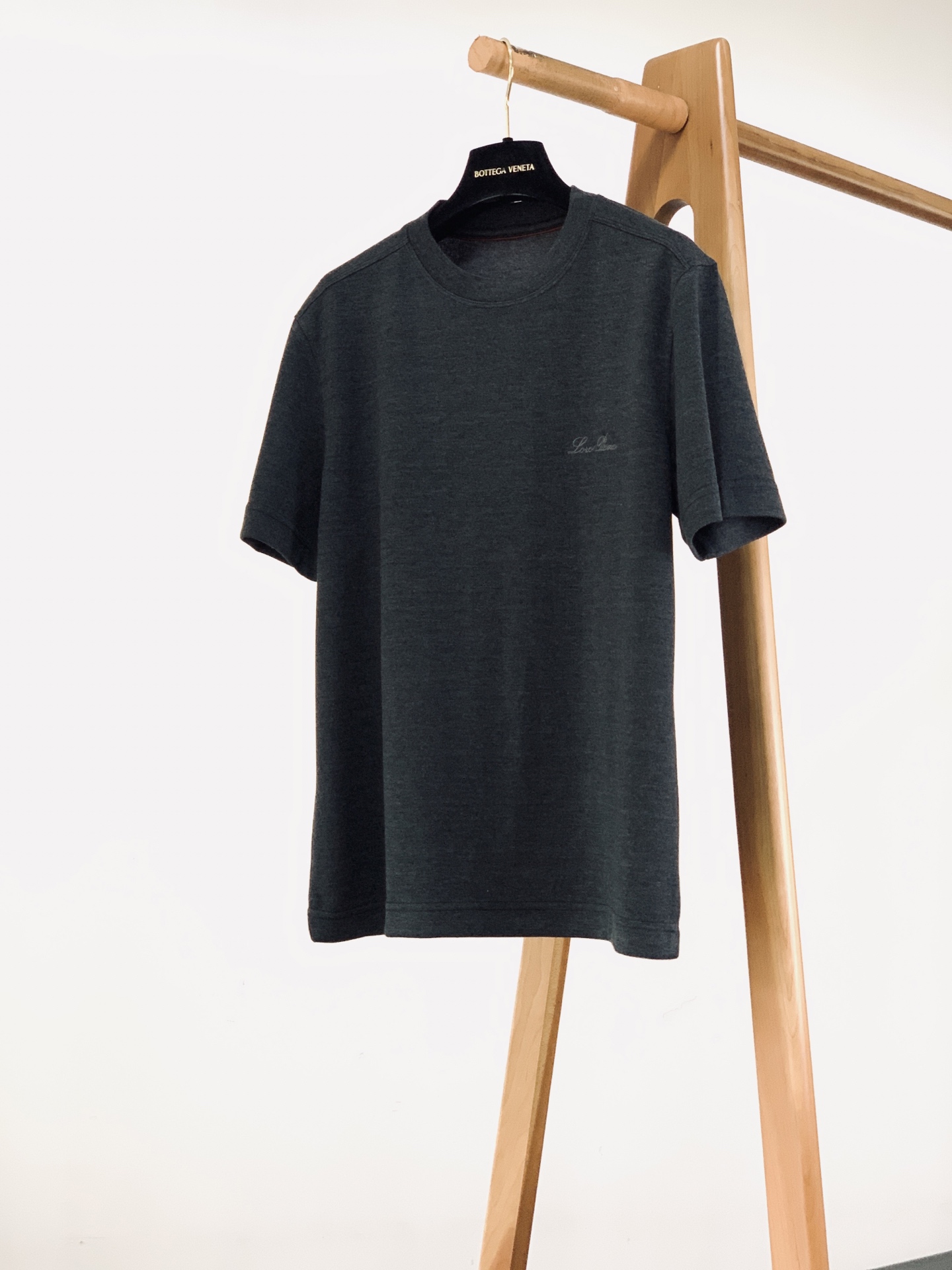 LoroPiana L.P FW早秋新品 高端打底短袖T恤👕采用品牌专属细腻混纺针织面料,上手软糯顺滑,细腻肌理自带柔光 LoroPiana L.P FW早秋新品 高端打底短袖T恤👕采用品牌专属细腻混纺针织面料,上手软糯顺滑,细腻肌理自带柔光