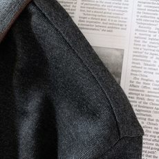 Berluti 伯鲁蒂 2026FW秋冬新品 半拉链长袖Polo,男士衣柜里的高阶刚需单品。 甄选高定混纺针织料子,上 Berluti 伯鲁蒂 2026FW秋冬新品 半拉链长袖Polo,男士衣柜里的高阶刚需单品。 甄选高定混纺针织料子,上