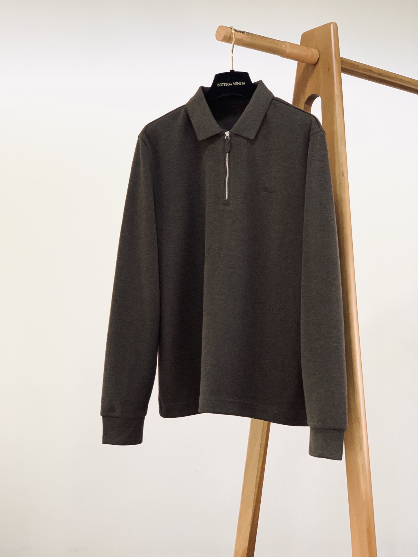 Berluti 伯鲁蒂 2026FW秋冬新品 半拉链长袖Polo,男士衣柜里的高阶刚需单品。 甄选高定混纺针织料子,上 Berluti 伯鲁蒂 2026FW秋冬新品 半拉链长袖Polo,男士衣柜里的高阶刚需单品。 甄选高定混纺针织料子,上